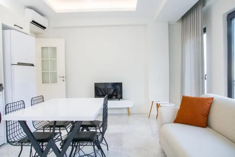 Милас: Sleek Flat w Garden 5 min to Beach in Milas