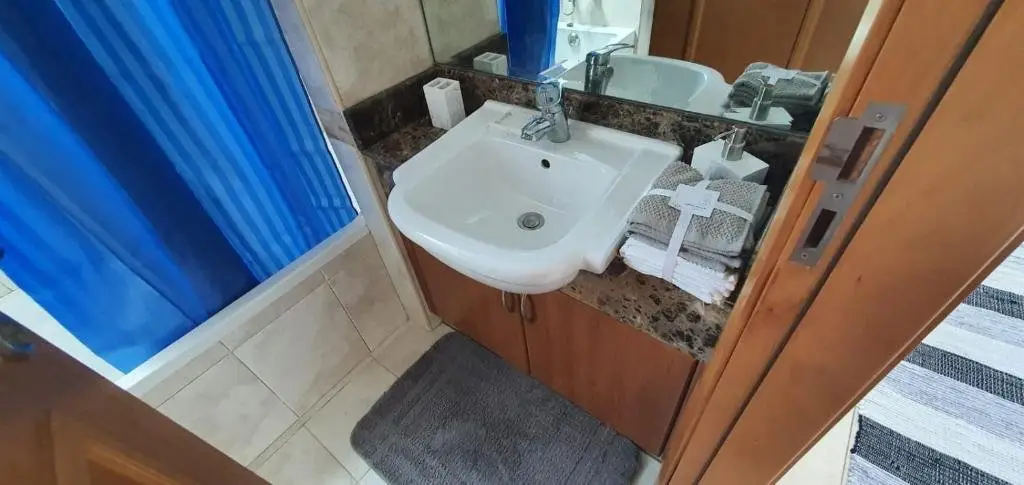Дубай: 1 BHK Apartment with Pool & Gym Near to Marina Mall & Beach