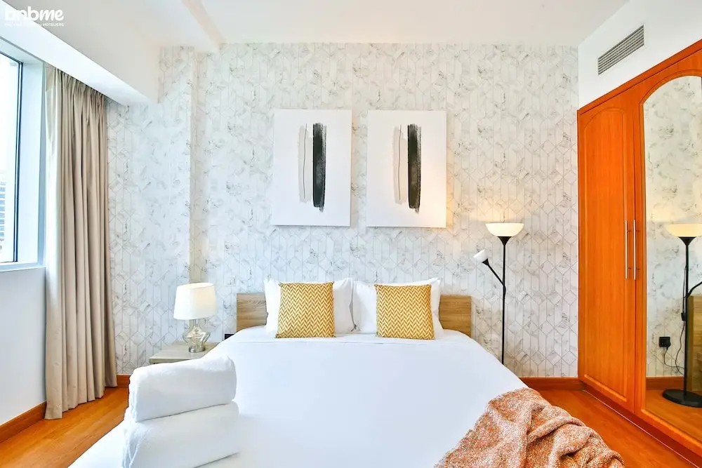 Дубай: 1B-Damac Waves-B67 by bnbme homes