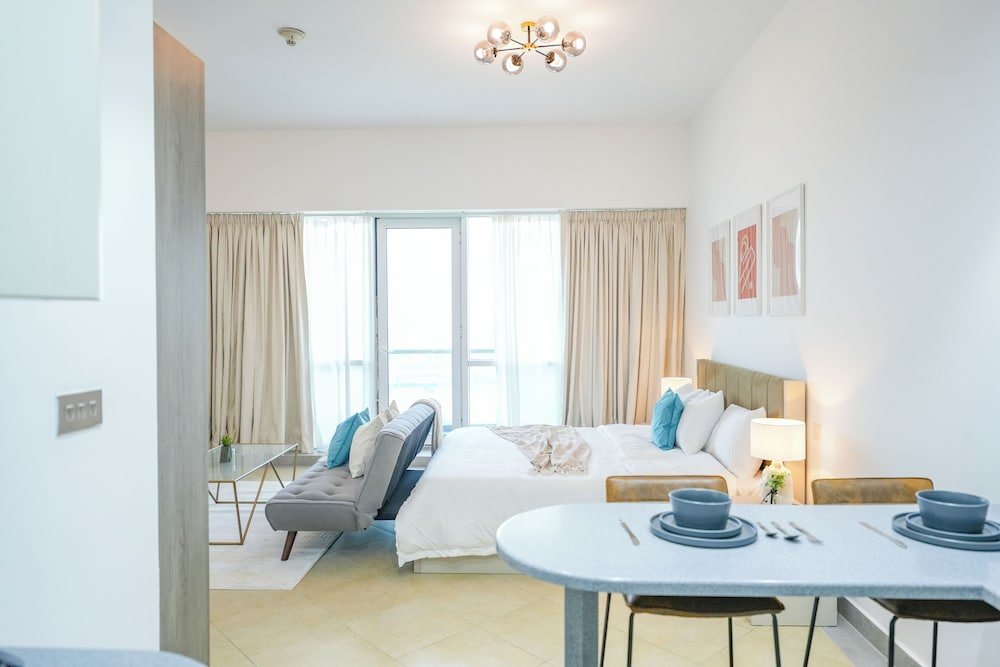 Дубай: Yogi - Serene Romance in a Stylish Studio with City Views