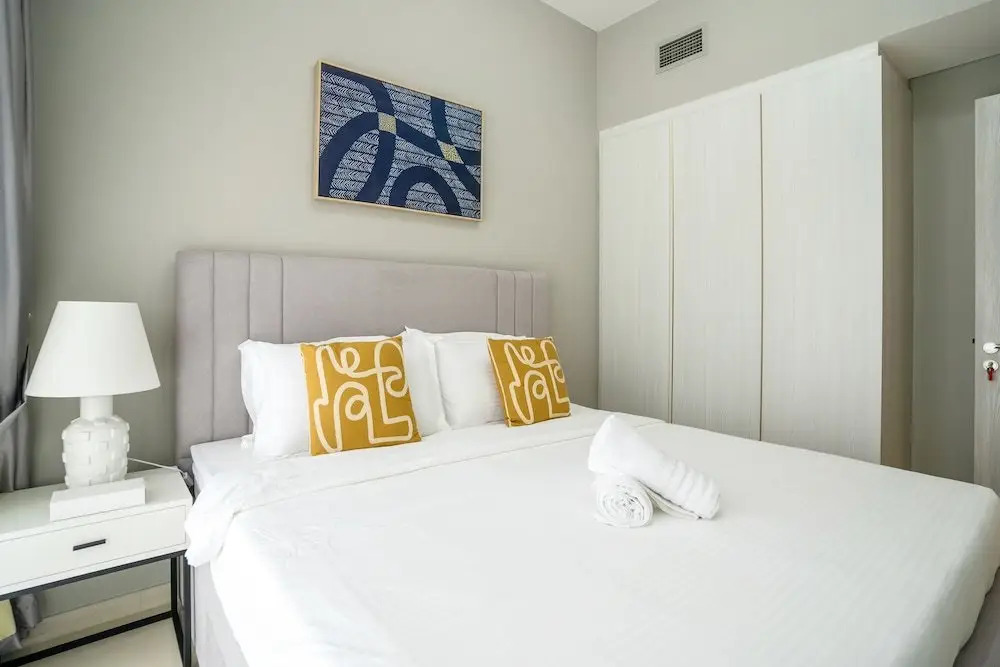 Дубай: Tanin - Exquisite 1BR Apt in Zada Tower with Canal Views