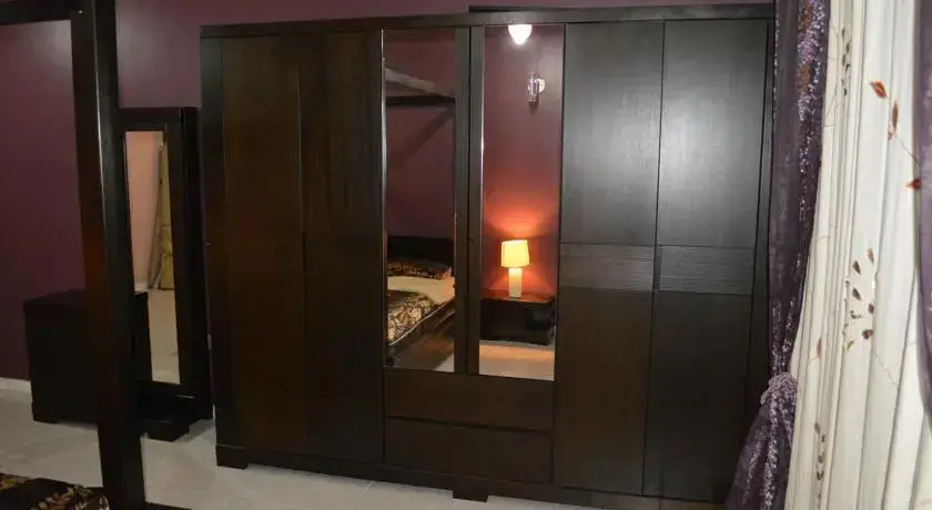 Дубай: Master Bedroom Al Nokhtha Street