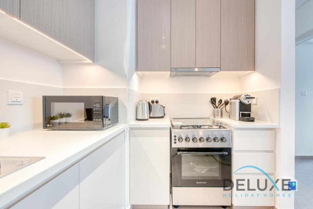Дубай: Endearing 1BR at Park Heights II Dubai Hills by Deluxe Holiday Homes
