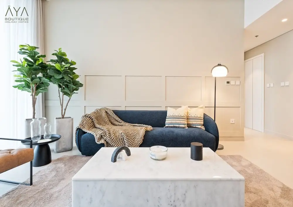 Дубай: Aya - Elegant 1BR Apartment With Balcony and Creek Views