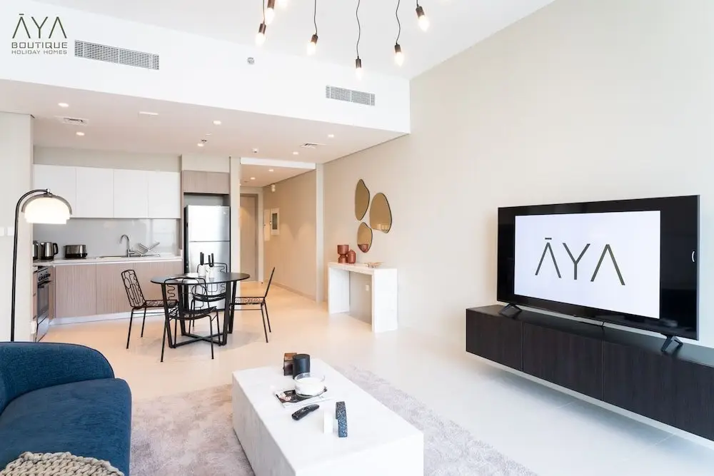 Дубай: Aya - Elegant 1BR Apartment With Balcony and Creek Views