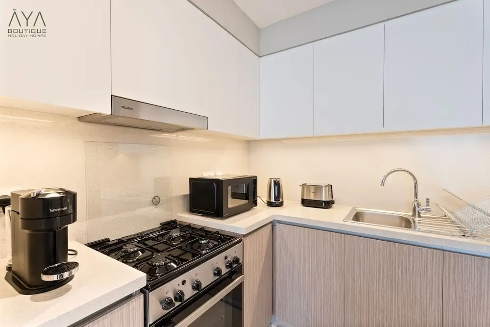 Дубай: Aya - Elegant 1BR Apartment With Balcony and Creek Views