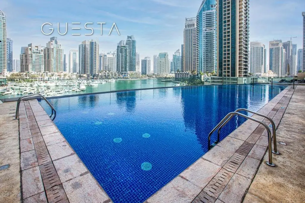 Дубай: Cayan Tower, Dubai Marina