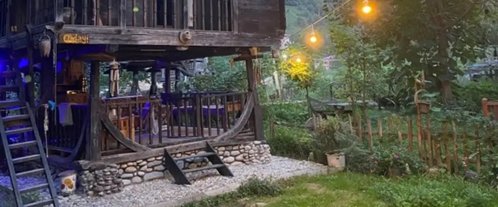 Ардешен: Zeni de Vore Serender & House
