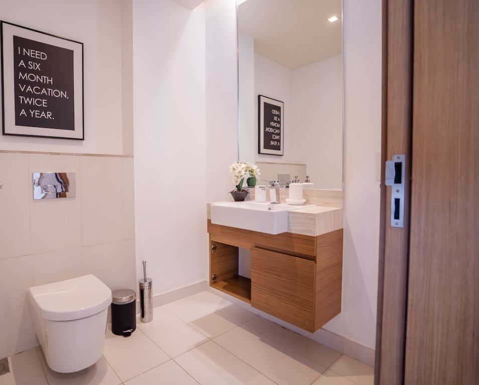 Дубай: Aya - Impeccable 1BR Apartment with Balcony in City Walk