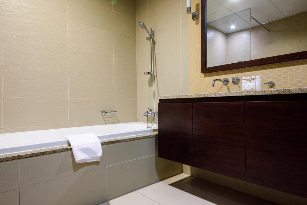 Дубай: Maison Privee - Spacious Apt on Palm Jumeirah w Sea Views and Premium Facilities Access