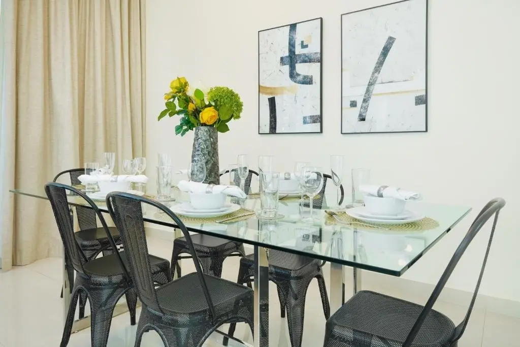 Дубай: Maison Privee - Beautiful Chic Apt w Full Marina Views Next to the Beach