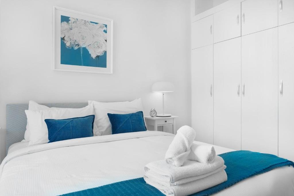 Дубай: Maison Privee - Beautiful Chic Apt w Full Marina Views Next to the Beach