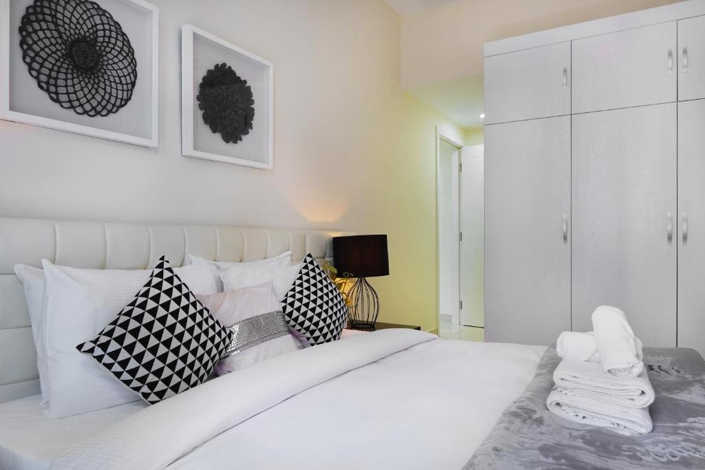 Дубай: Maison Privee - Beautiful Chic Apt w Full Marina Views Next to the Beach