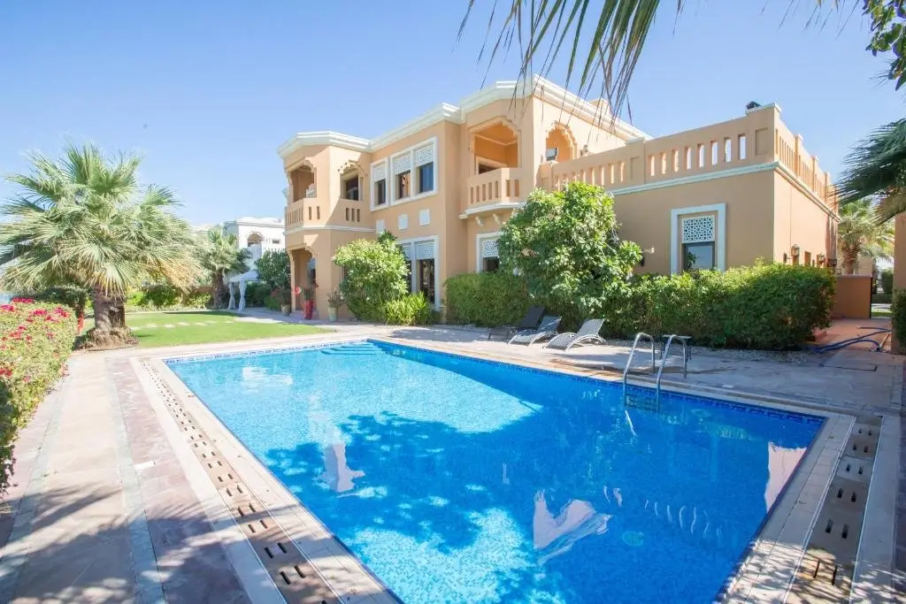 Дубай: Maison Privee - Prvt Pool & Beach Access in Luxury Palm Jumeirah 6BR Villa