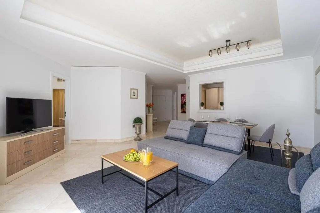 Дубай: HiGuests - Luxurious 1BR in Palms with Private Beach Access