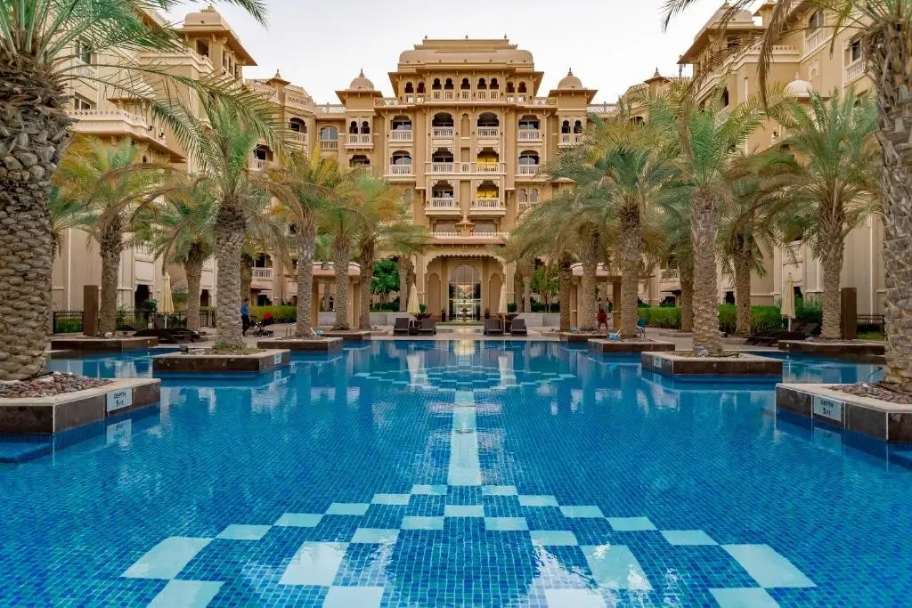 Дубай: HiGuests - Luxurious 1BR in Palms with Private Beach Access