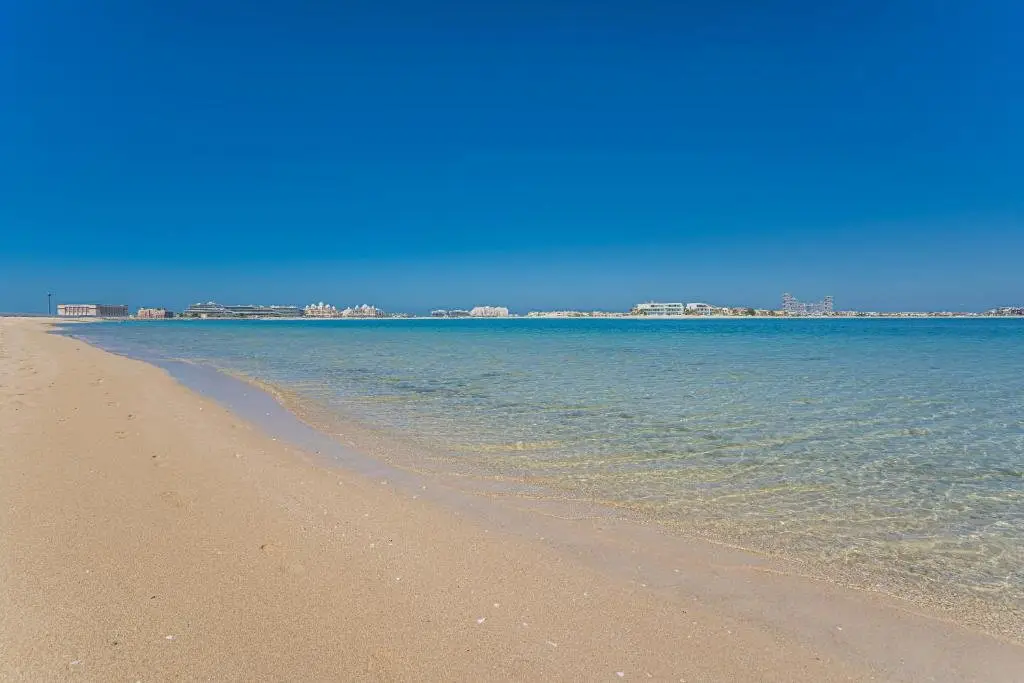 Дубай: HiGuests - Luxurious 1BR in Palms with Private Beach Access
