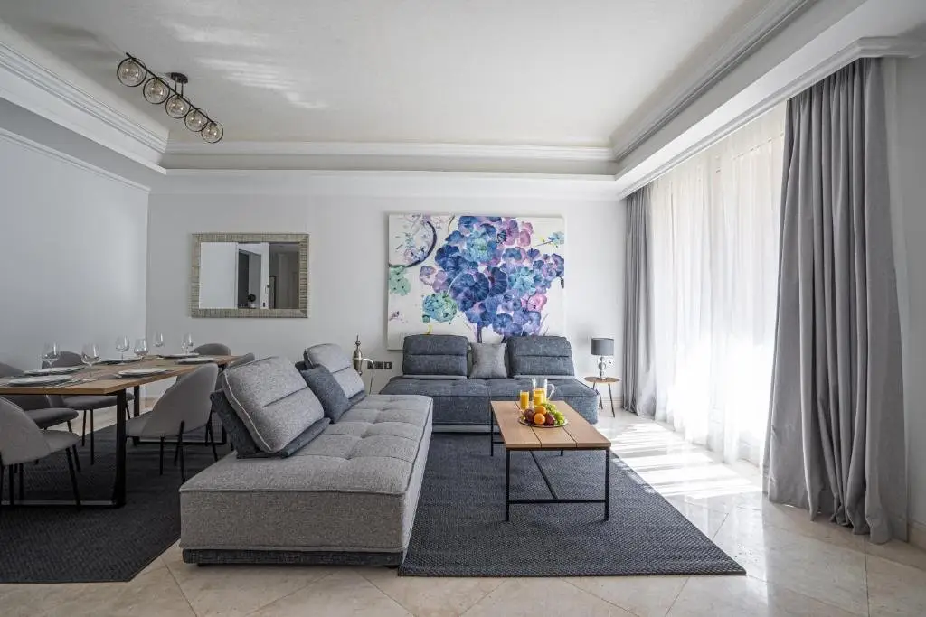 HiGuests - Luxurious 1BR in Palms with Private Beach Access — фото 1
