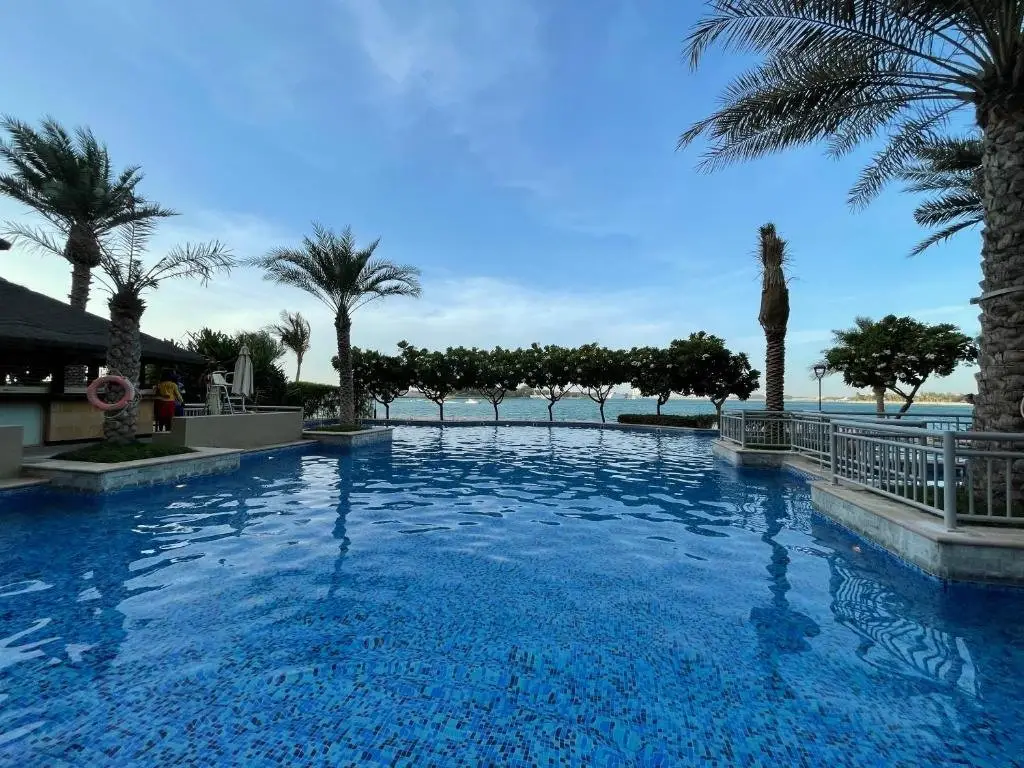 Luxury, Spacious, Beachfront, 3BD Apartment with private beach access! — фото 1