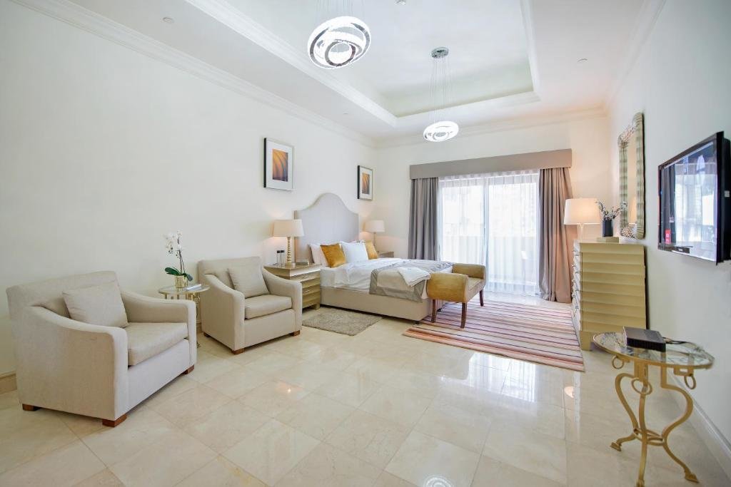 Дубай: Luxurious 3BR Townhouse with Maid's & Private Pool in Palm Jumeirah