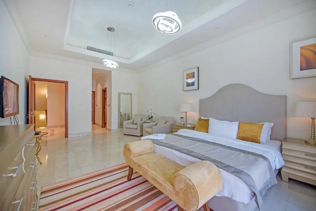 Дубай: Luxurious 3BR Townhouse with Maid's & Private Pool in Palm Jumeirah