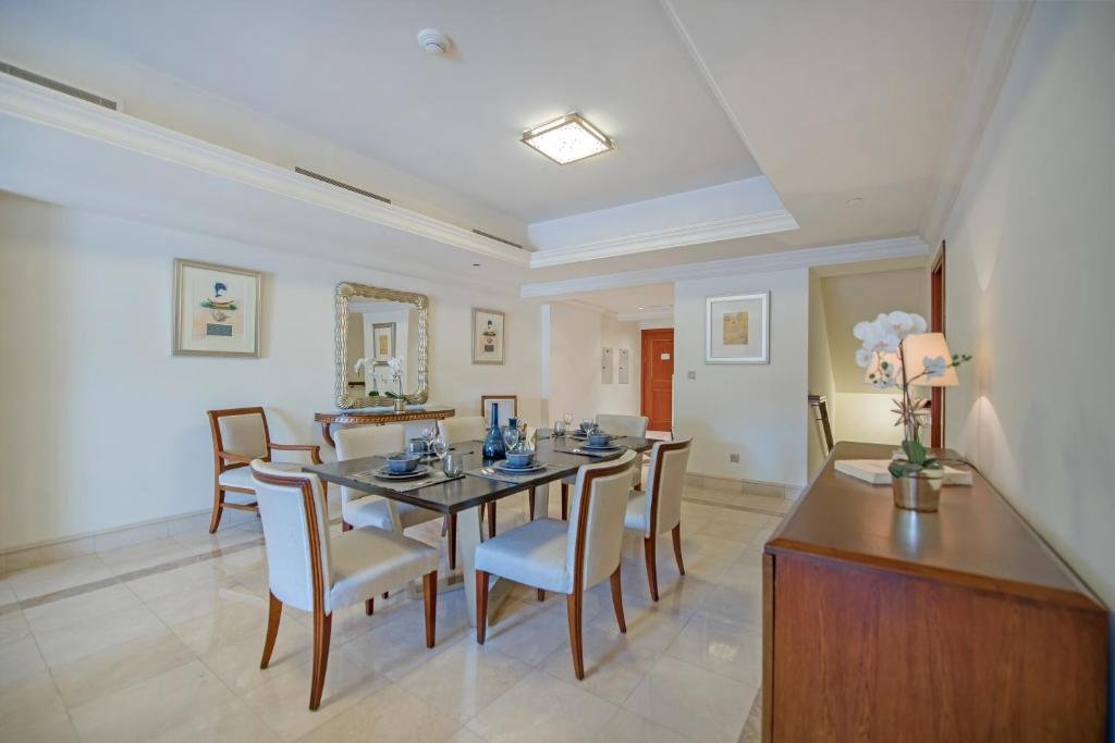 Дубай: Luxurious 3BR Townhouse with Maid's & Private Pool in Palm Jumeirah