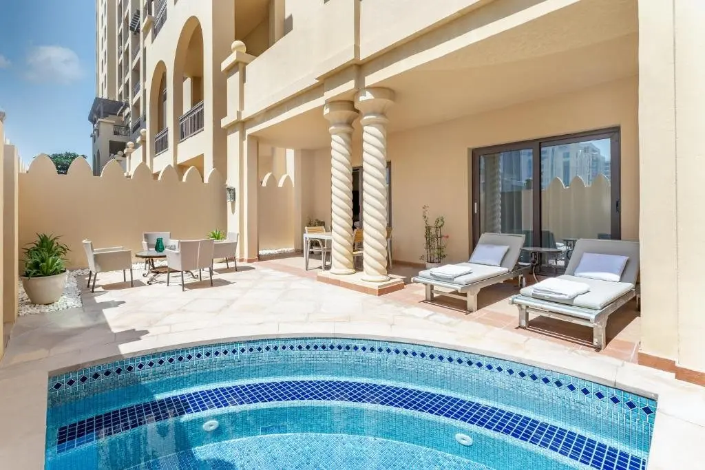 Дубай: Luxurious 3BR Townhouse with Maid's & Private Pool in Palm Jumeirah