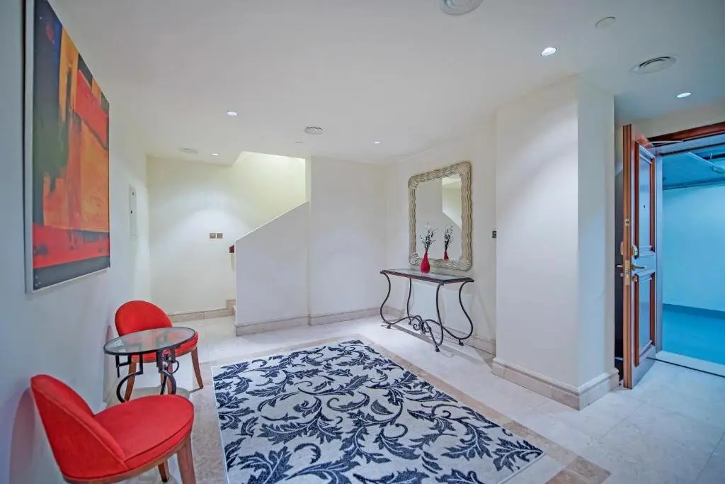 Luxurious 3BR Townhouse with Maid's & Private Pool in Palm Jumeirah — фото 1