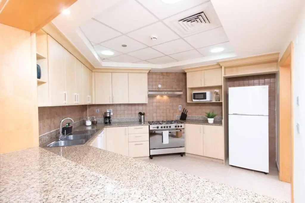 Дубай: 5 min walk to Five Palm -spacious (200M2) 3BR+kids