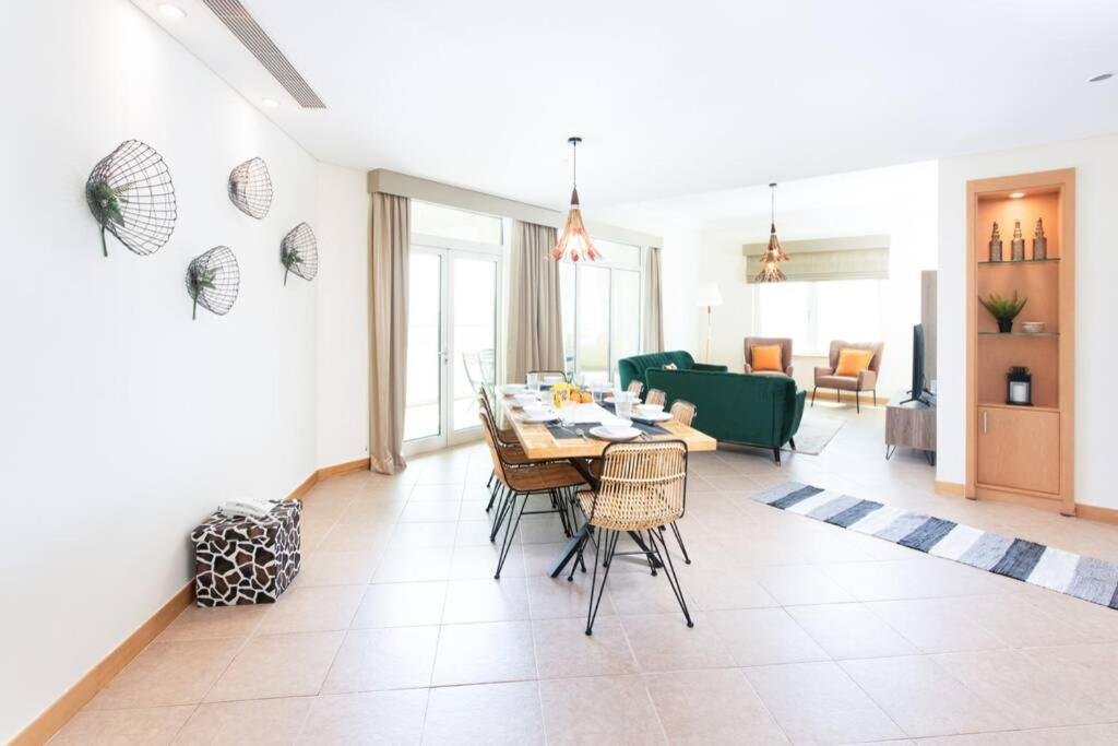Дубай: 5 min walk to Five Palm -spacious (200M2) 3BR+kids