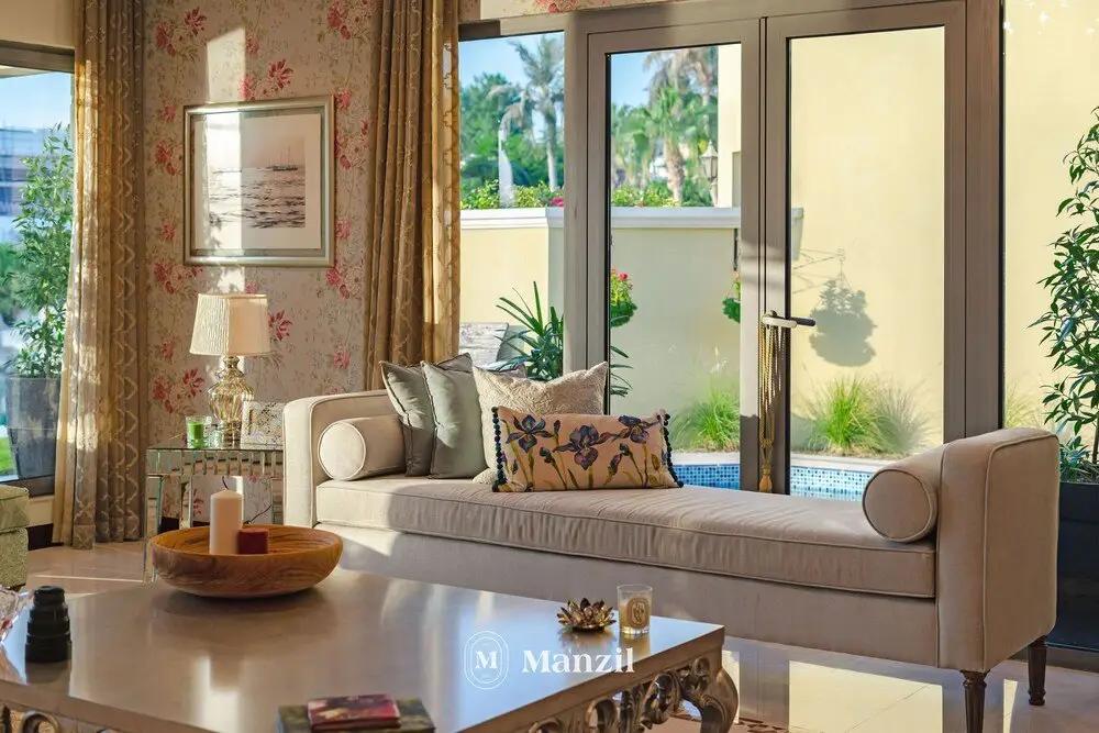 Дубай: Manzil -Exquisite 5BR Villa in Palm w Beach Access