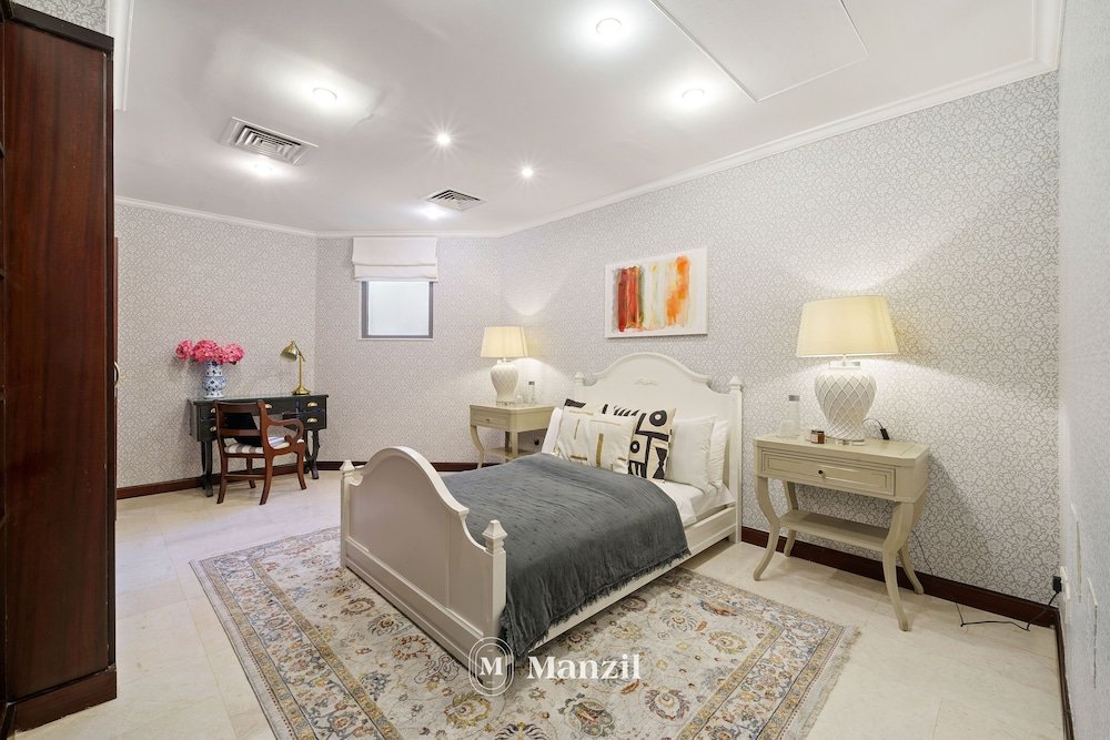 Дубай: Manzil -Exquisite 5BR Villa in Palm w Beach Access