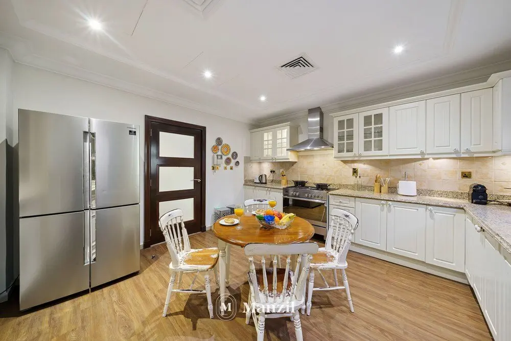 Дубай: Manzil -Exquisite 5BR Villa in Palm w Beach Access