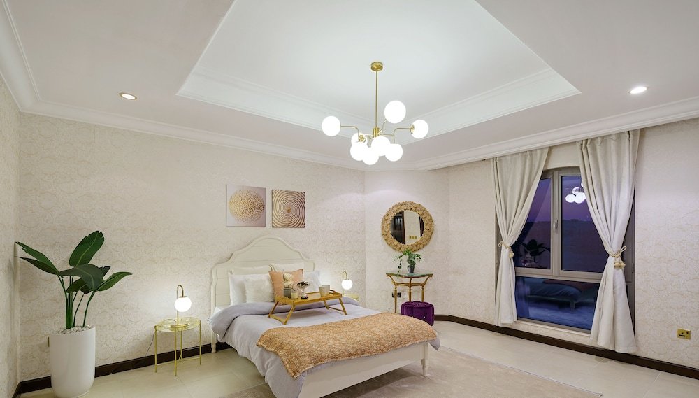 Дубай: Manzil -Exquisite 5BR Villa in Palm w Beach Access