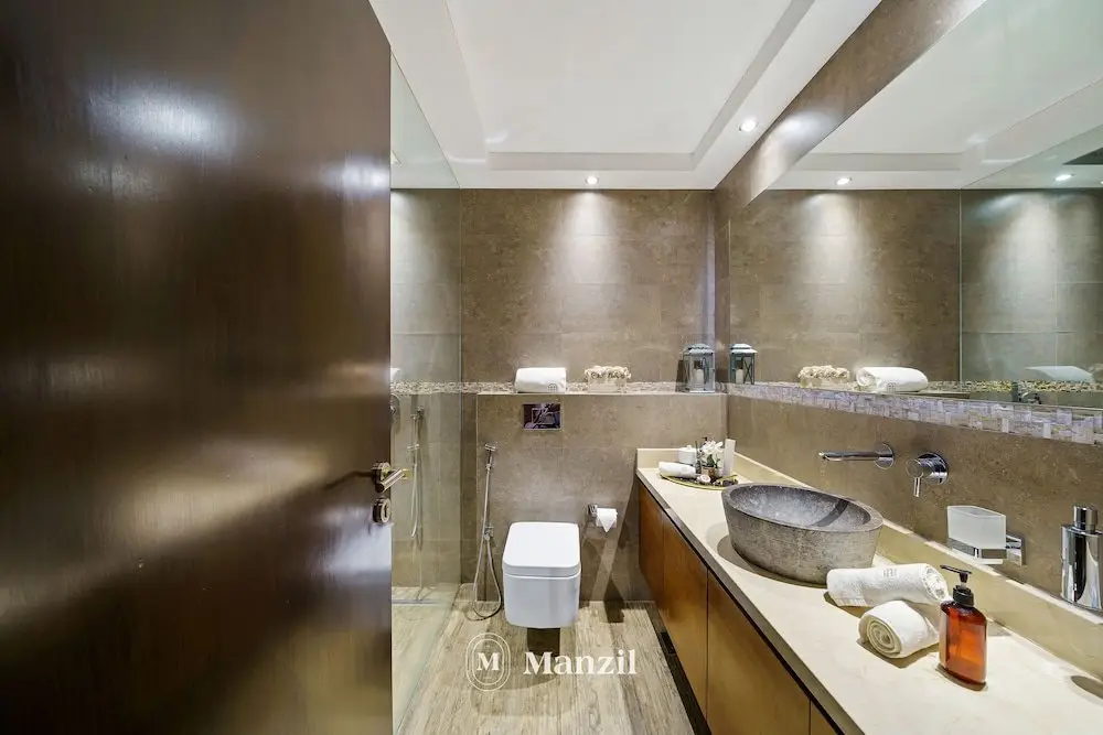 Дубай: Manzil -Exquisite 5BR Villa in Palm w Beach Access