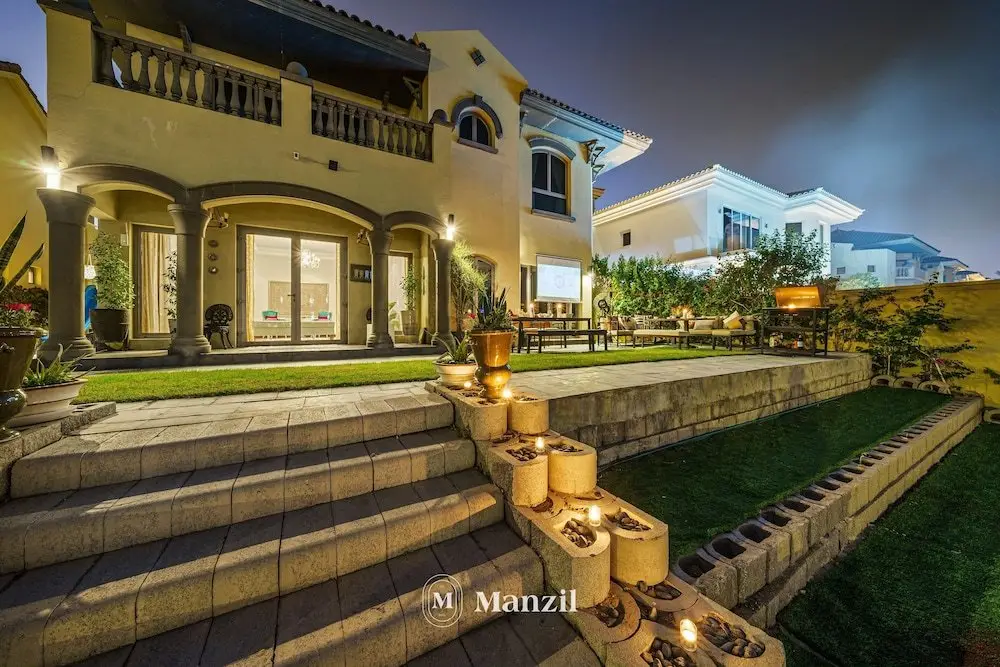 Дубай: Manzil -Exquisite 5BR Villa in Palm w Beach Access