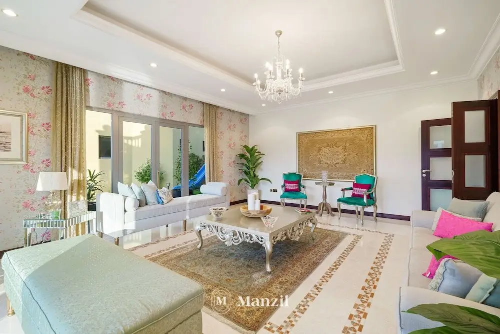 Дубай: Manzil -Exquisite 5BR Villa in Palm w Beach Access