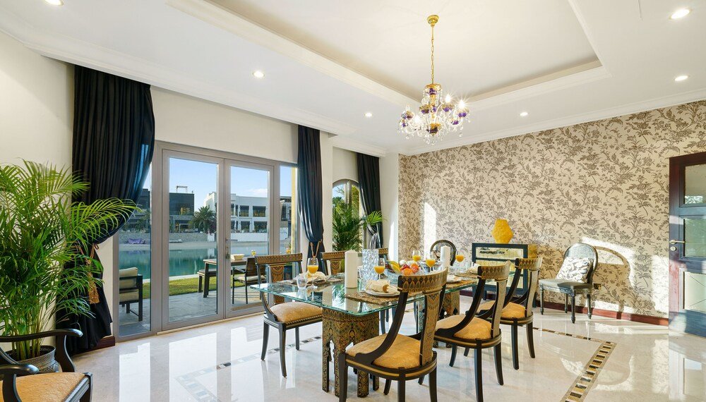 Дубай: Manzil -Exquisite 5BR Villa in Palm w Beach Access