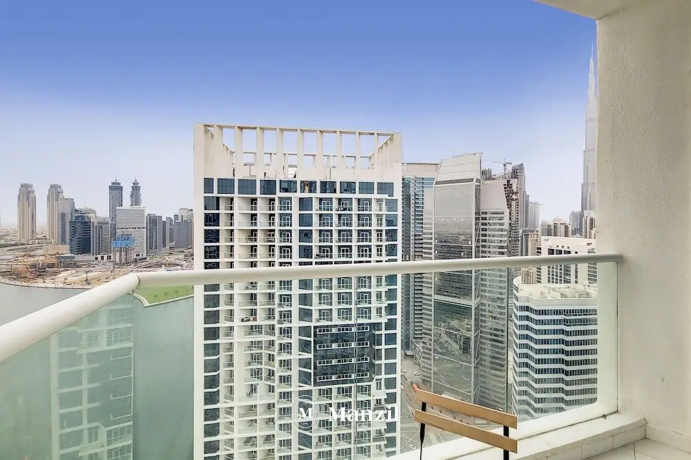 Дубай: Manzil - 1BR in Business Bay w Burj & Canal Views