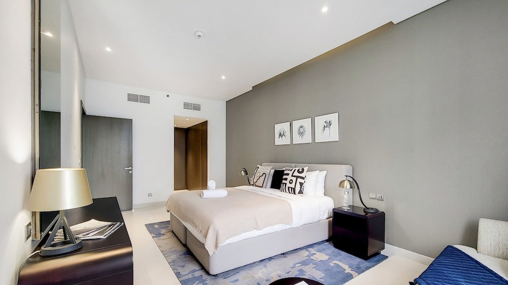 Дубай: Manzil - 1BR in Business Bay w Burj & Canal Views