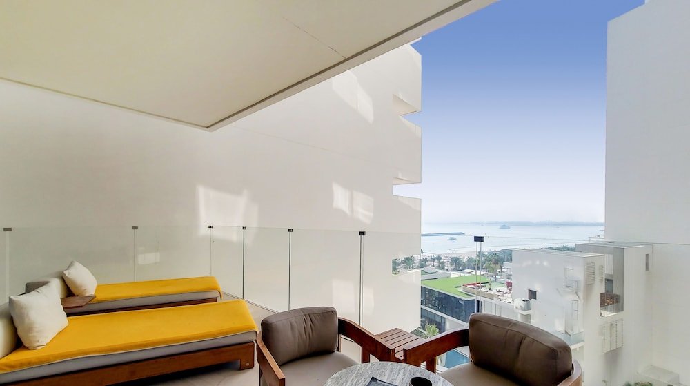 Дубай: Manzil - 2BR | FIVE Palm | Pool & Beach Access