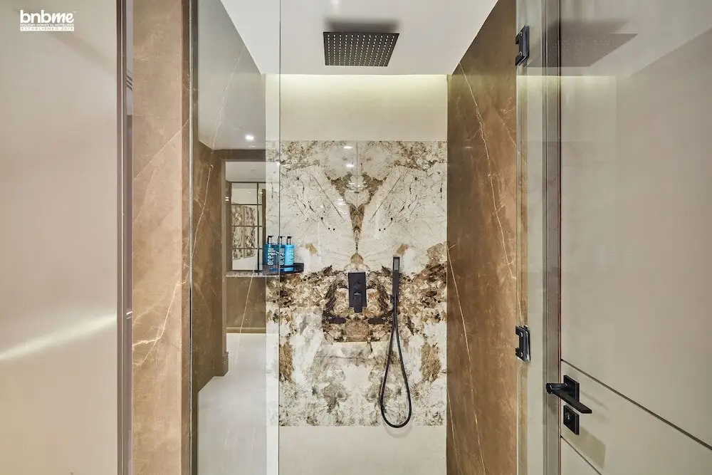 Дубай: 4B Amna Tower 6101 by bnbme homes