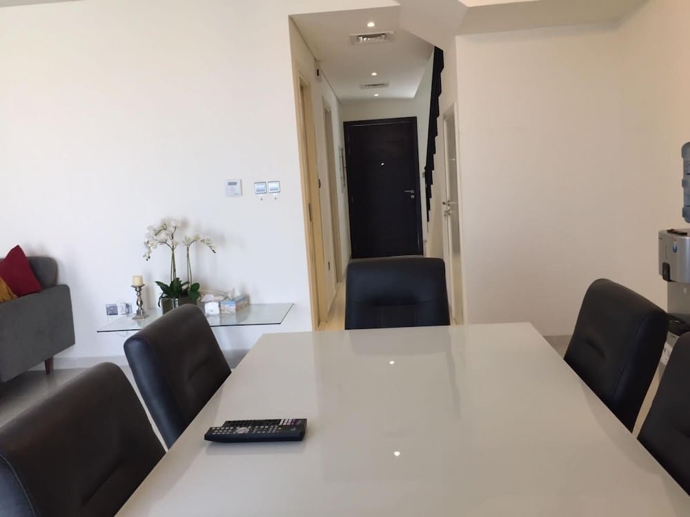 Дубай: 5 BR Villa With Pool Table