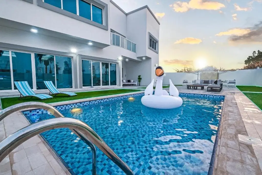 Luxury Modern White Villa on Island 9,500 sqft — фото 1