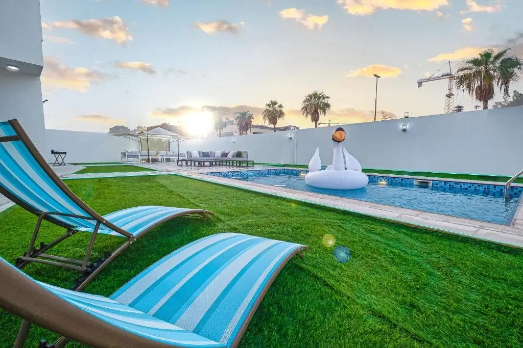 Дубай: Luxury Modern White Villa on Island 9,500 sqft