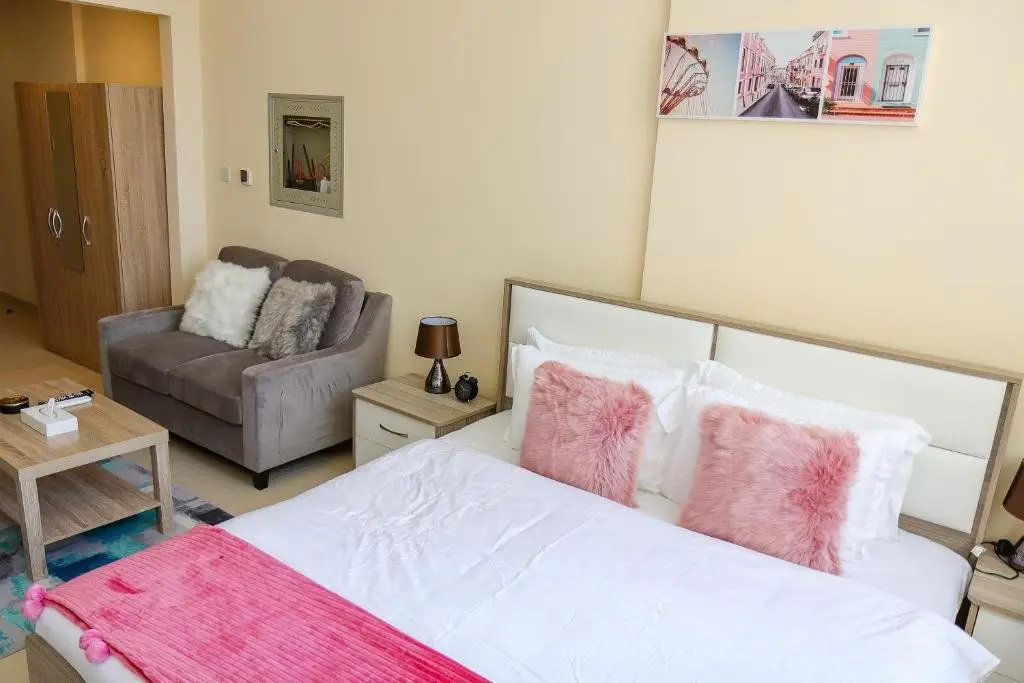 Signature Holiday Homes - Furnished Studio Apartment, Silicon Gates 4 — фото 1