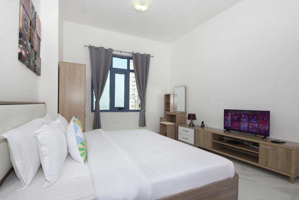 Signature Holiday Homes - Furnished Studio in Palace Tower 2, Silicon Oasis — фото 1