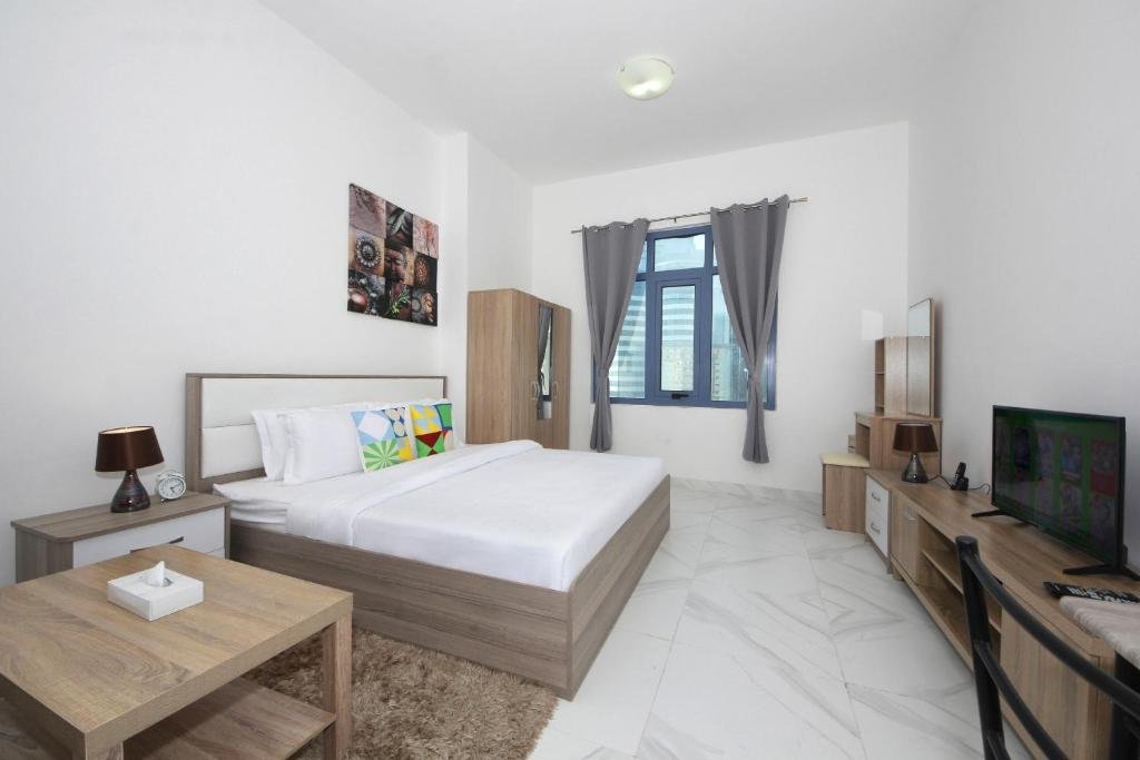 Дубай: Signature Holiday Homes - Furnished Studio in Palace Tower 2, Silicon Oasis