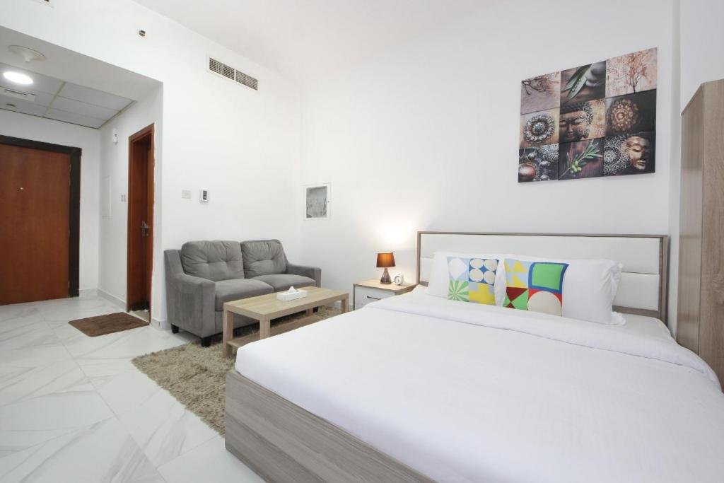 Дубай: Signature Holiday Homes - Furnished Studio in Palace Tower 2, Silicon Oasis