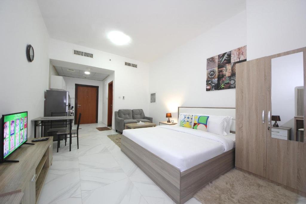 Дубай: Signature Holiday Homes - Furnished Studio in Palace Tower 2, Silicon Oasis